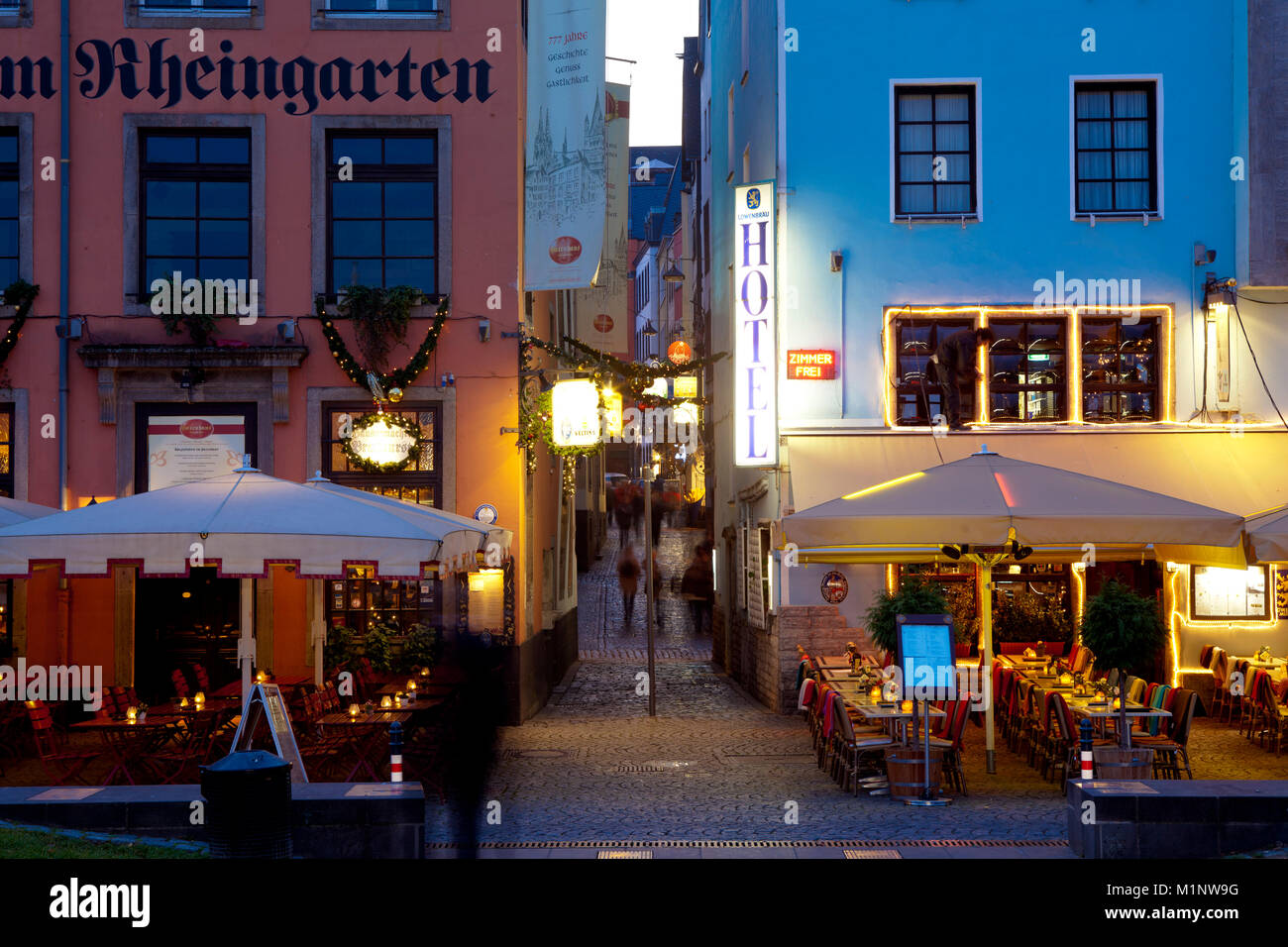 Deutschland, Köln, Häuser im historischen Teil der Stadt an der Frankenwerft, auf der linken Seite das Restaurant Haxenhaus zum Rheingarten, Blick auf die Gasse Stockfoto