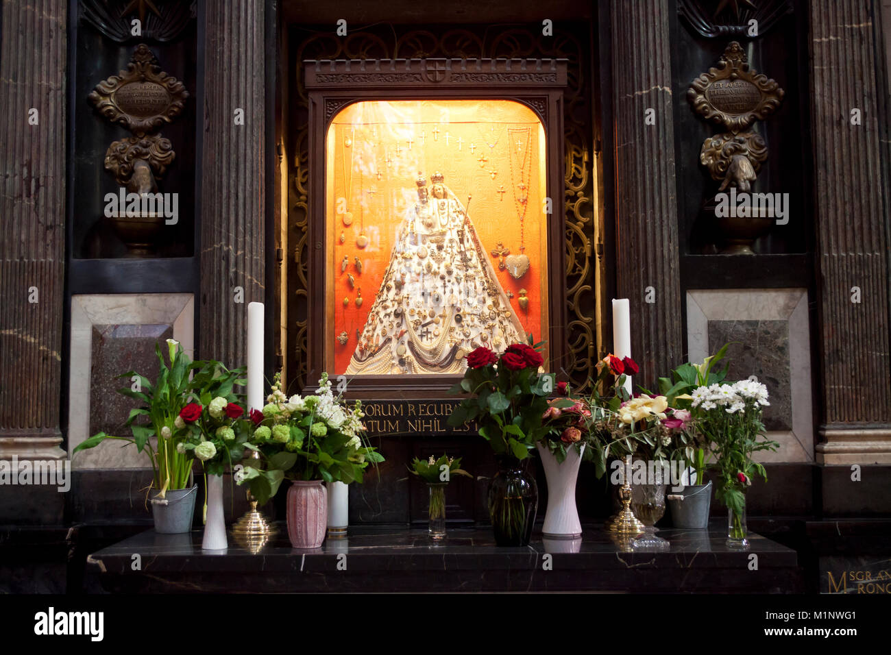 Deutschland, Köln, der Schmuck Jungfrau Maria in der Kathedrale. Deutschland, Koeln, sterben Schmuckmadonna im Dom. Stockfoto