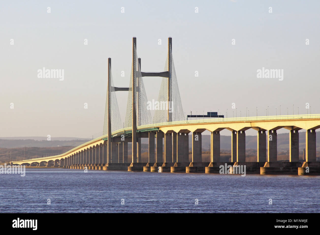 Die zweite Severn überqueren den Fluss Severn aus England nach Wales wie von Severn Strand gesehen Stockfoto