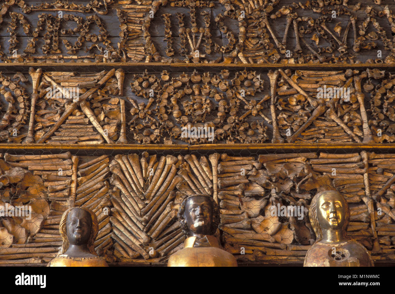Deutschland, Köln, den Goldenen Saal der Kirche St. Ursula, Zimmer mit Reliquien aus menschlichen Knochen, Dekoration der Bögen untermauern. Deutschl Stockfoto