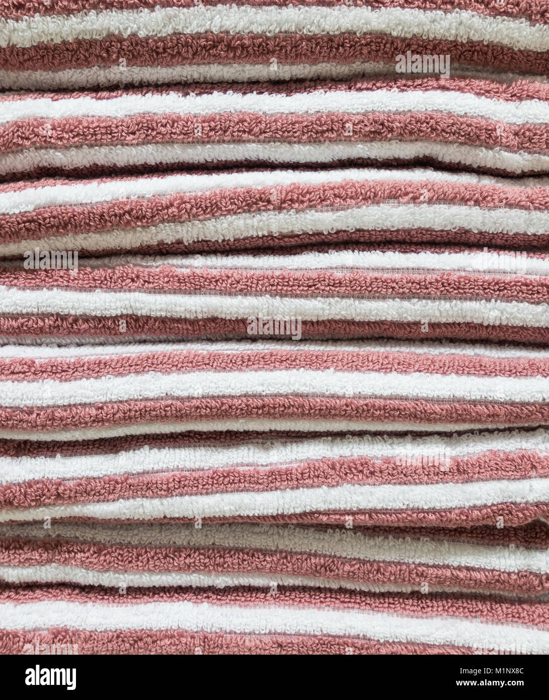 Handtücher aus Baumwolle Anzeige im Kaufhaus. Stockfoto