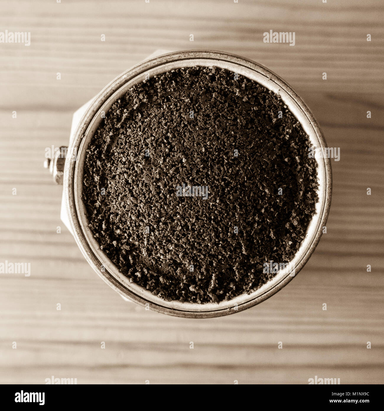 Kaffeemaschine: Ansicht von frischem Kaffee in Aluminium italienische Kaffeemaschine. Stockfoto