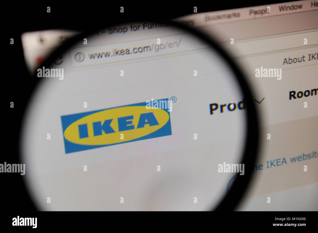 Die Ikea Website durch ein Vergrößerungsglas gesehen Stockfoto