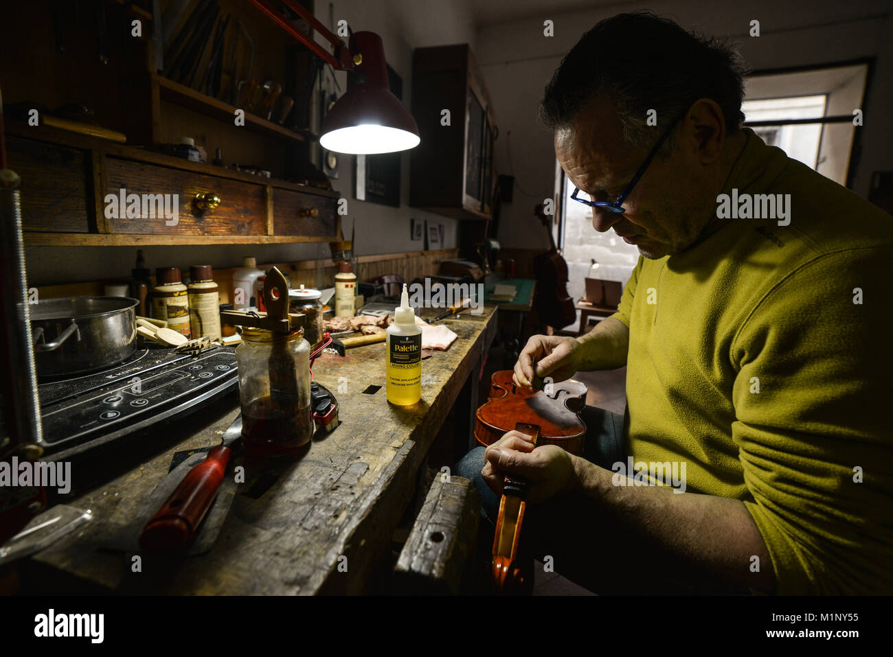 Philippe lutist Devanneaux bei der Arbeit in seinem Shop, Cremona, Italien, 31. Januar 2018 Stockfoto