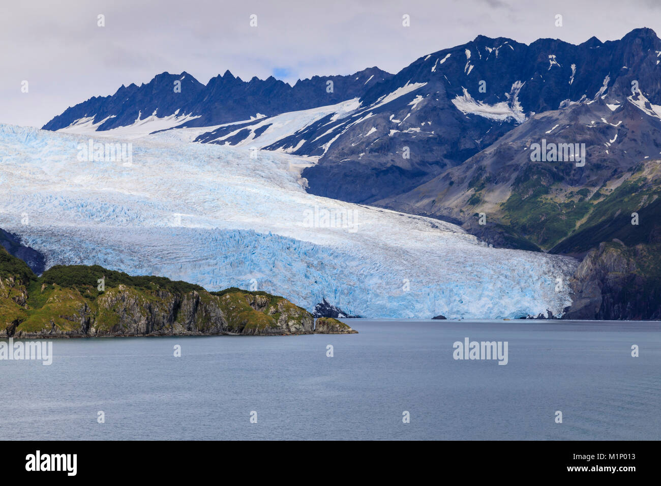 Aialik Gletscher, Berge, Insel und Blue Ice, Harding Icefield, Kenai Fjords National Park, in der Nähe von Seward, Alaska, USA, Nordamerika Stockfoto