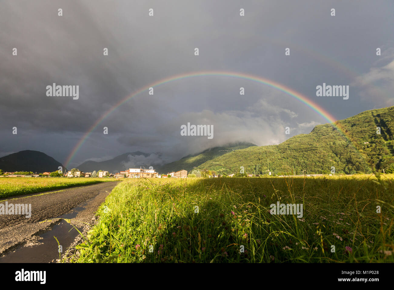 Regenbogen über grüne Felder von Landschaft, Cosio Valtellino, Sondrio Provinz, Valtellina, Lombardei, Italien, Europa Stockfoto