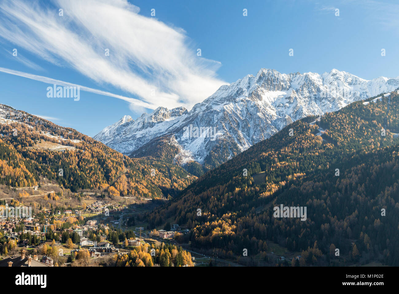 Alpine Dorf von Ponte di Legno im Herbst, Provinz Brescia, Valcamonica, Lombardei, Italien, Europa Stockfoto