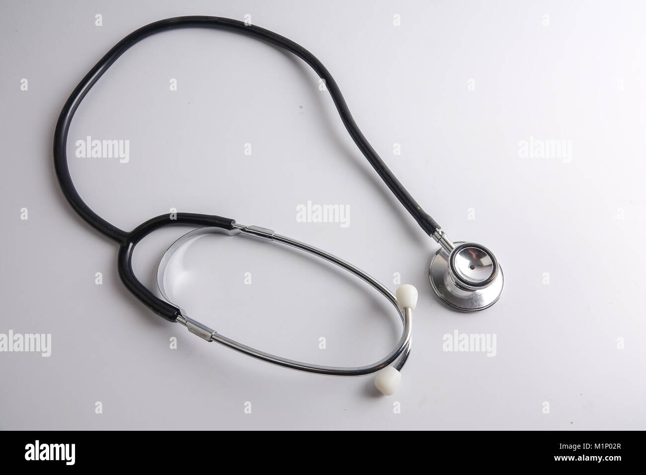 Ein Stethoskop schwarz auf weißem Hintergrund. Stockfoto