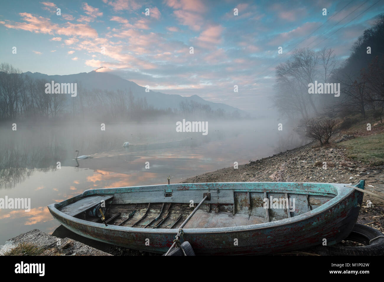 Holz Boot am Ufer des Flusses Mera bei Sonnenaufgang, Sorico, Provinz Como, untere Veltlin, Lombardei, Italien, Europa Stockfoto