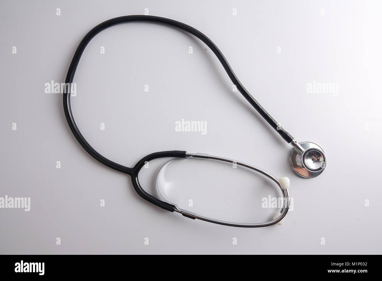 Ein Stethoskop schwarz auf weißem Hintergrund. Stockfoto
