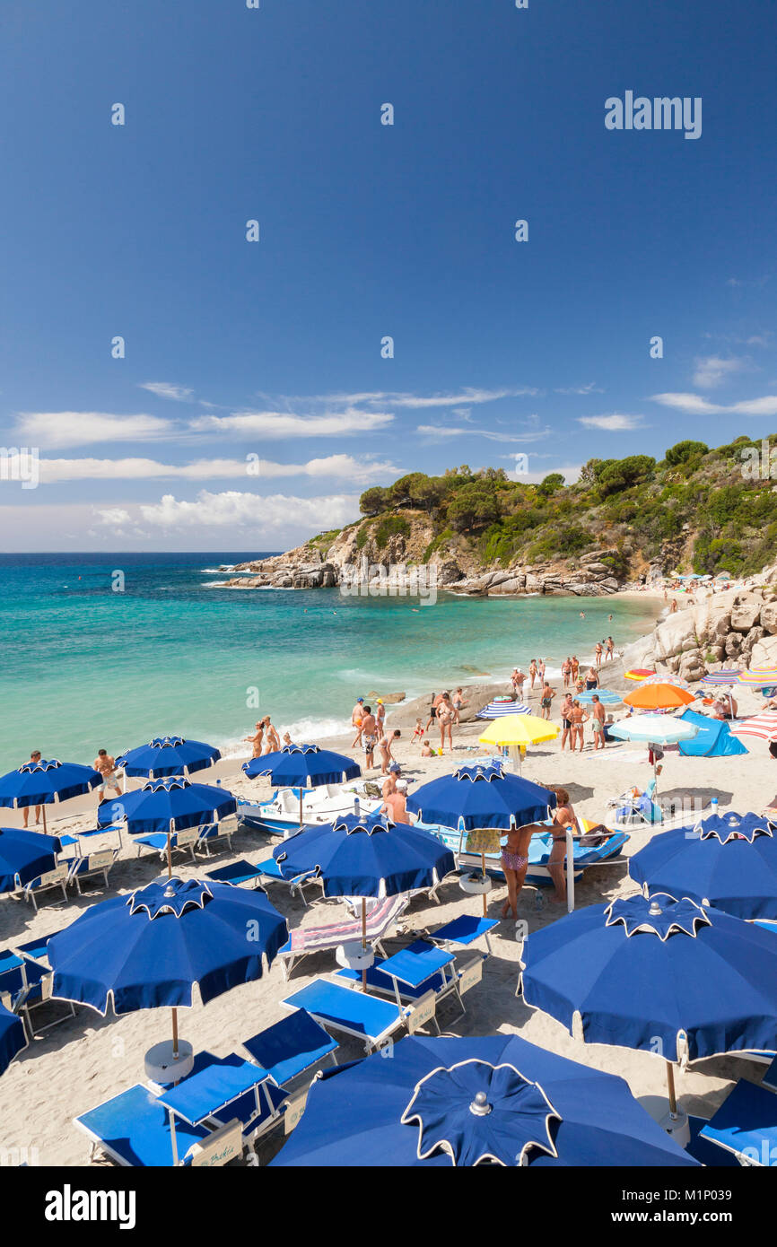 Liegen und Sonnenschirme am Strand, der Strand von Cavoli, Marciana, Insel Elba, Livorno Provinz, Toskana, Italien, Europa Stockfoto