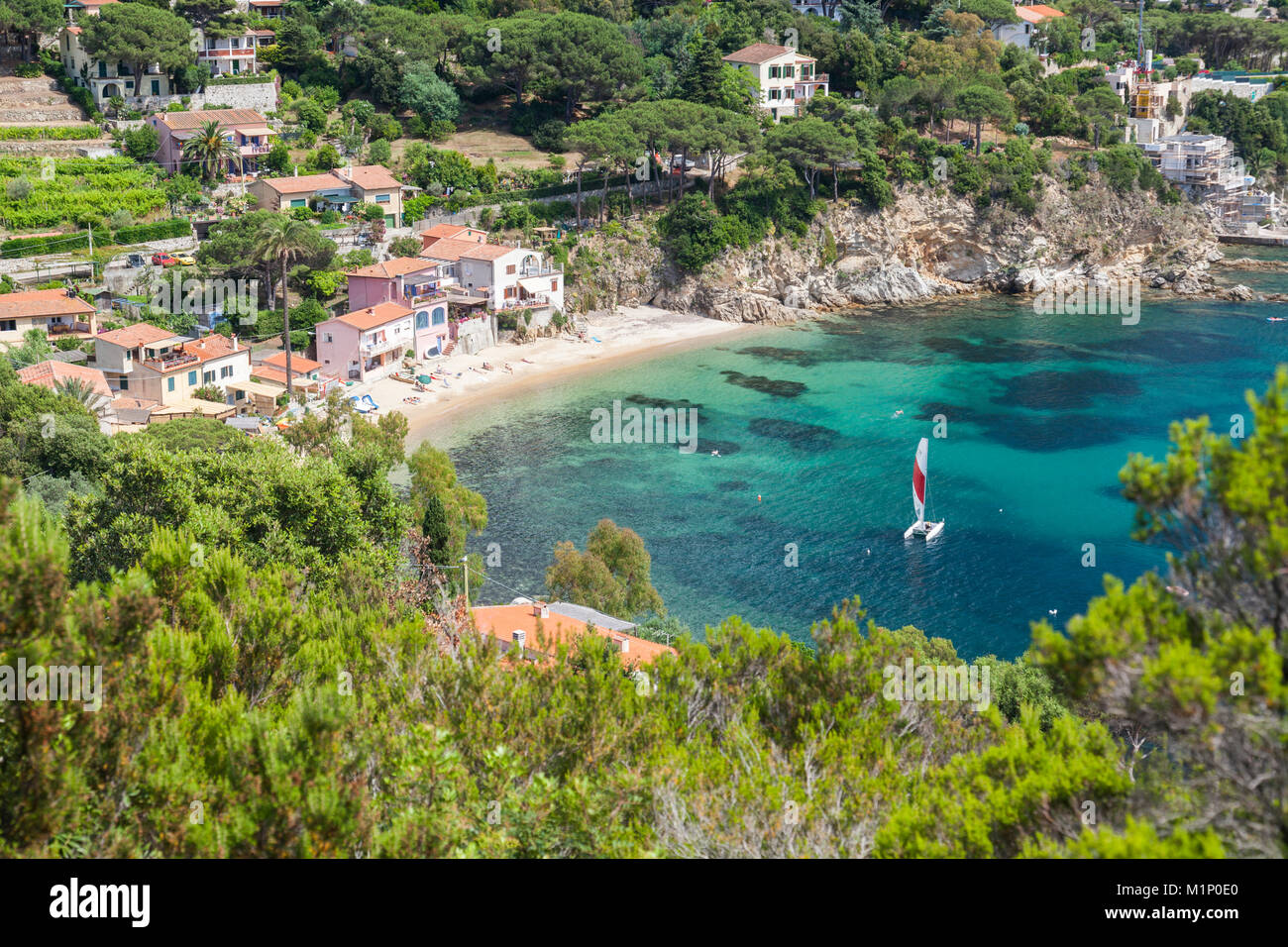 Segelboot im türkisfarbenen Meer, Porto Azzurro, Insel Elba, Livorno Provinz, Toskana, Italien, Europa Stockfoto