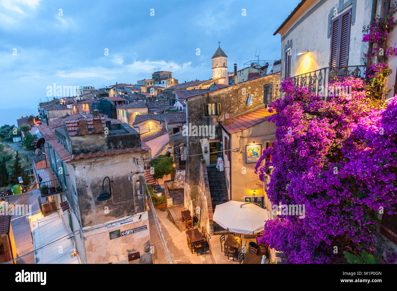 Altstadt in der Dämmerung, Capoliveri, Insel Elba, Livorno Provinz, Toskana, Italien, Europa Stockfoto
