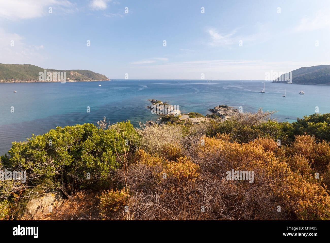 Blick auf blaue Meer aus dem Inland, Lacona, Capoliveri, Insel Elba, Livorno Provinz, Toskana, Italien, Europa Stockfoto
