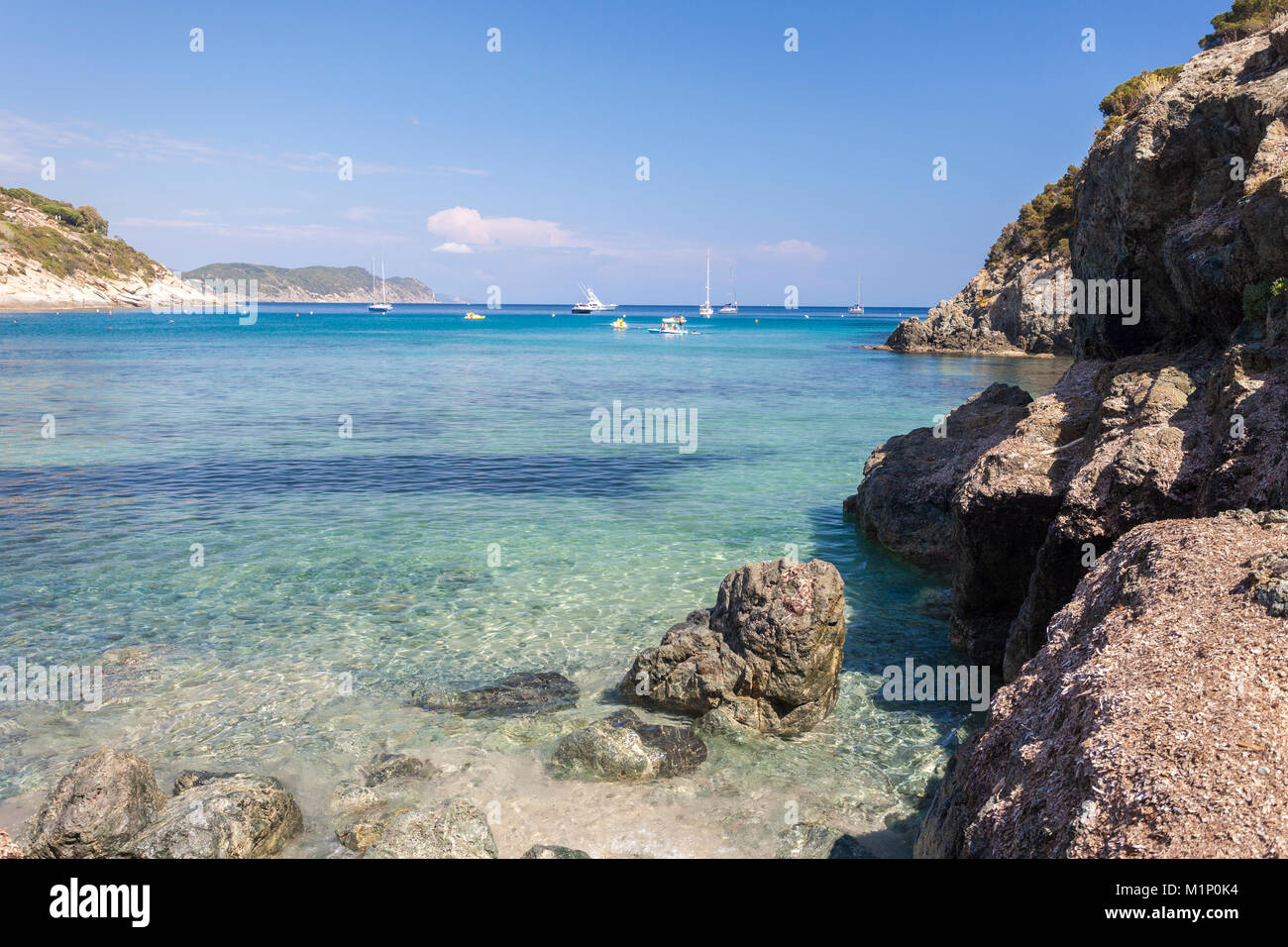 Segelboote im türkisfarbenen Meer, Fetovaia, Campo nell'Elba, Insel Elba, Livorno Provinz, Toskana, Italien, Europa Stockfoto