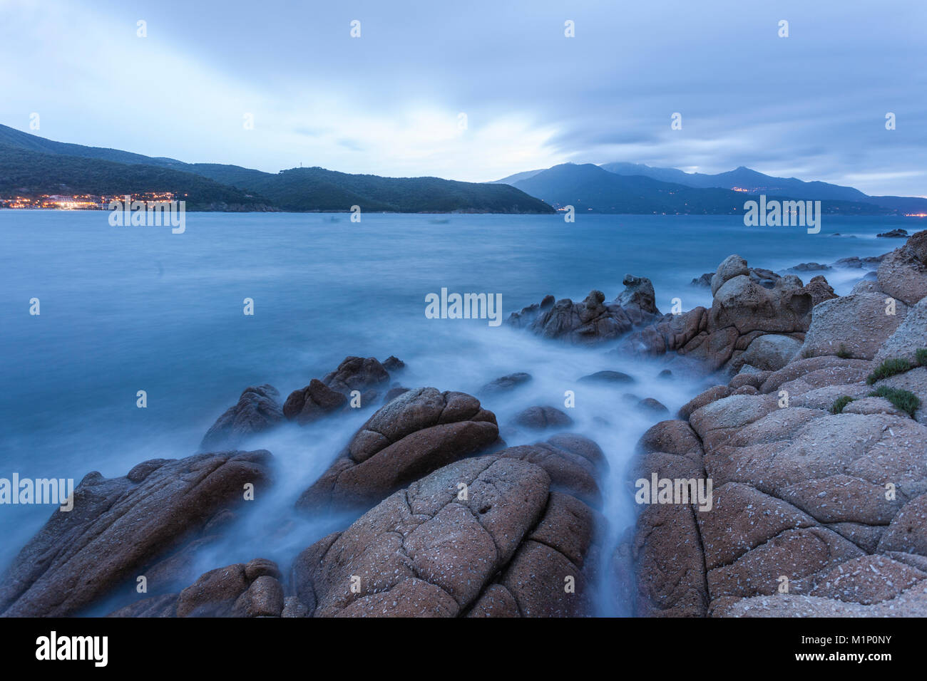 Blaue Meer in der Dämmerung, Marina di Campo, Insel Elba, Livorno Provinz, Toskana, Italien, Europa Stockfoto