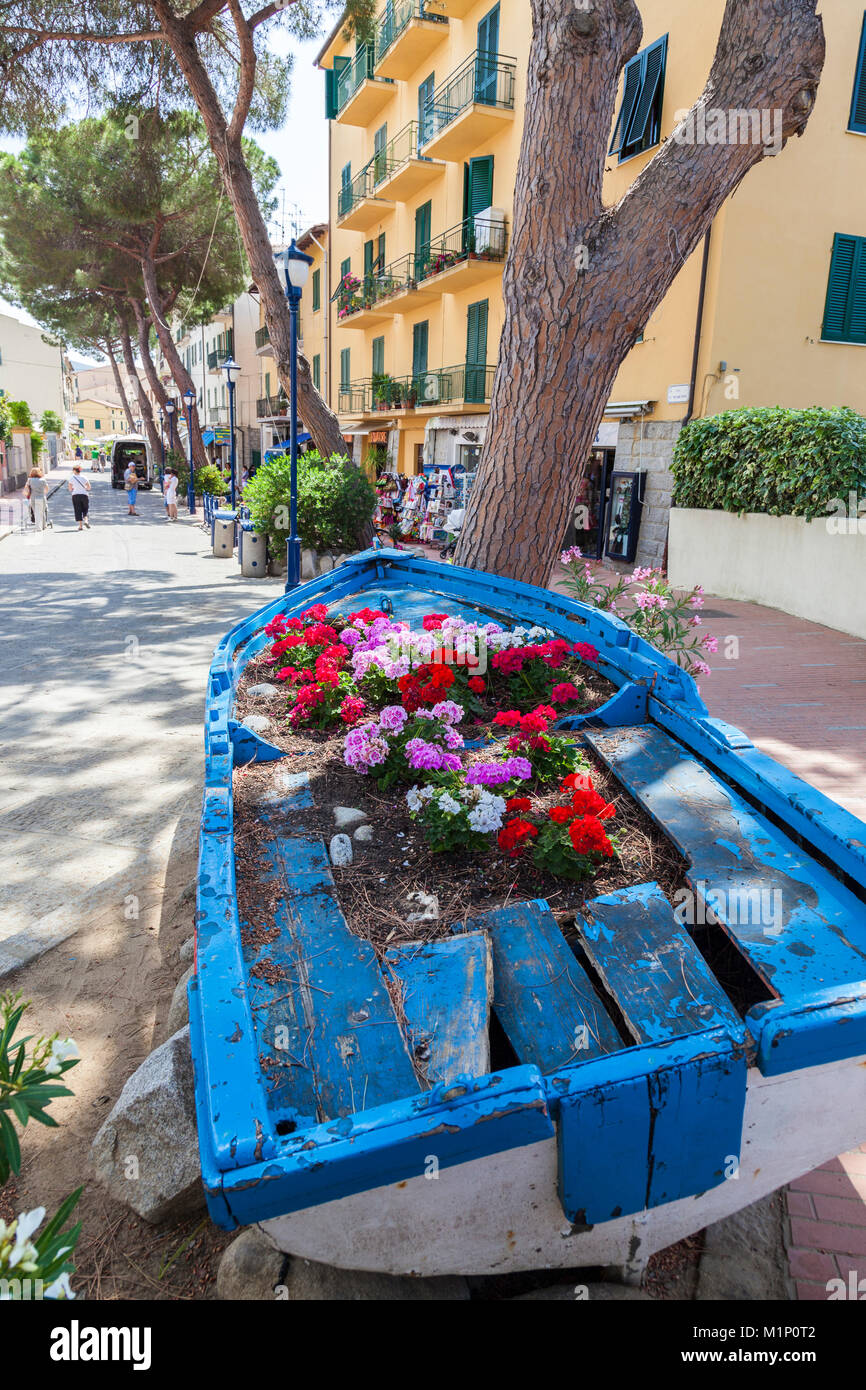 Holz Boot mit Blumen dekoriert, Marina di Campo, Insel Elba, Livorno Provinz, Toskana, Italien, Europa Stockfoto