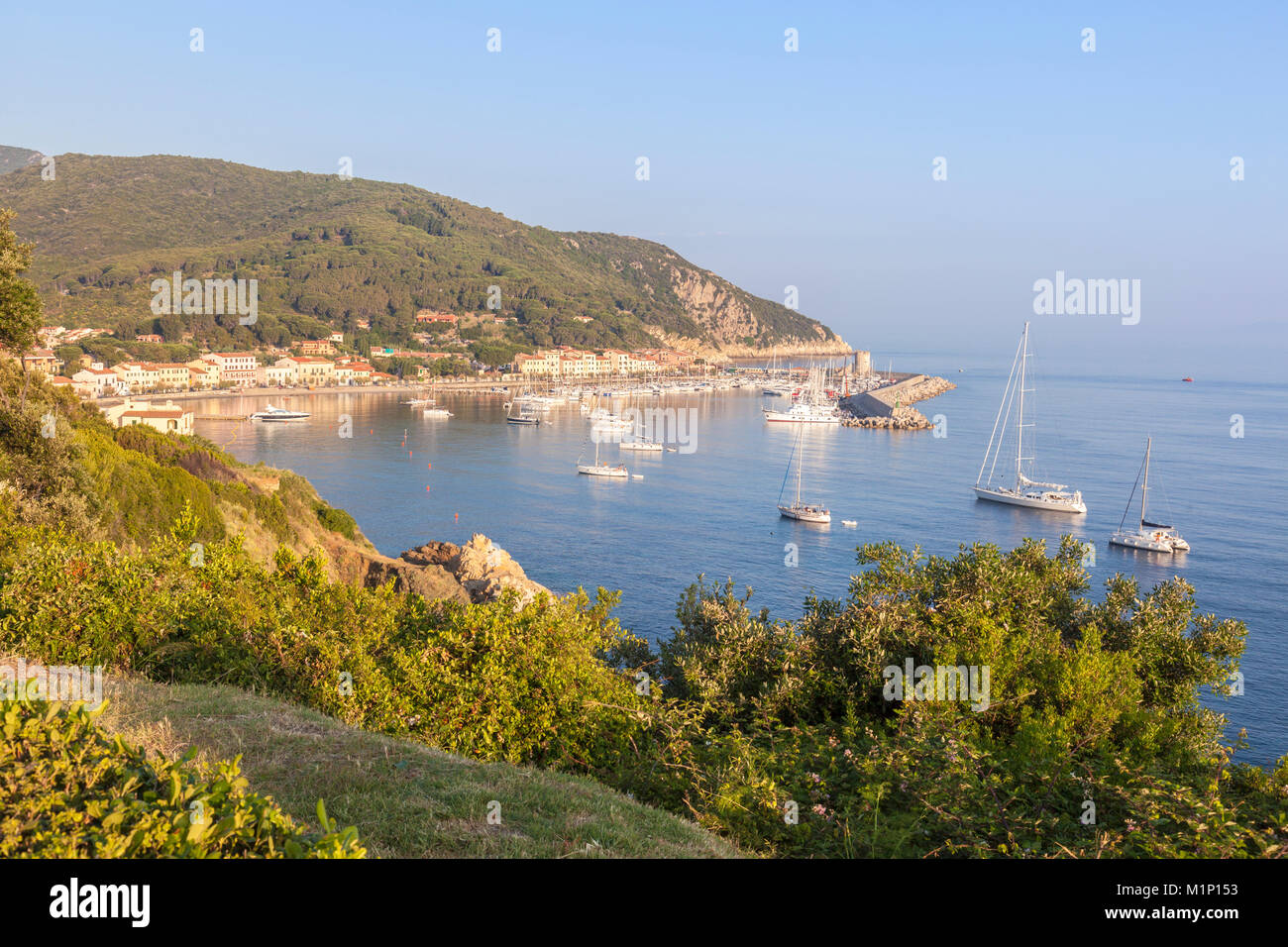 Segelboote im alten Hafen, Marciana Marina, Insel Elba, Livorno Provinz, Toskana, Italien, Europa Stockfoto