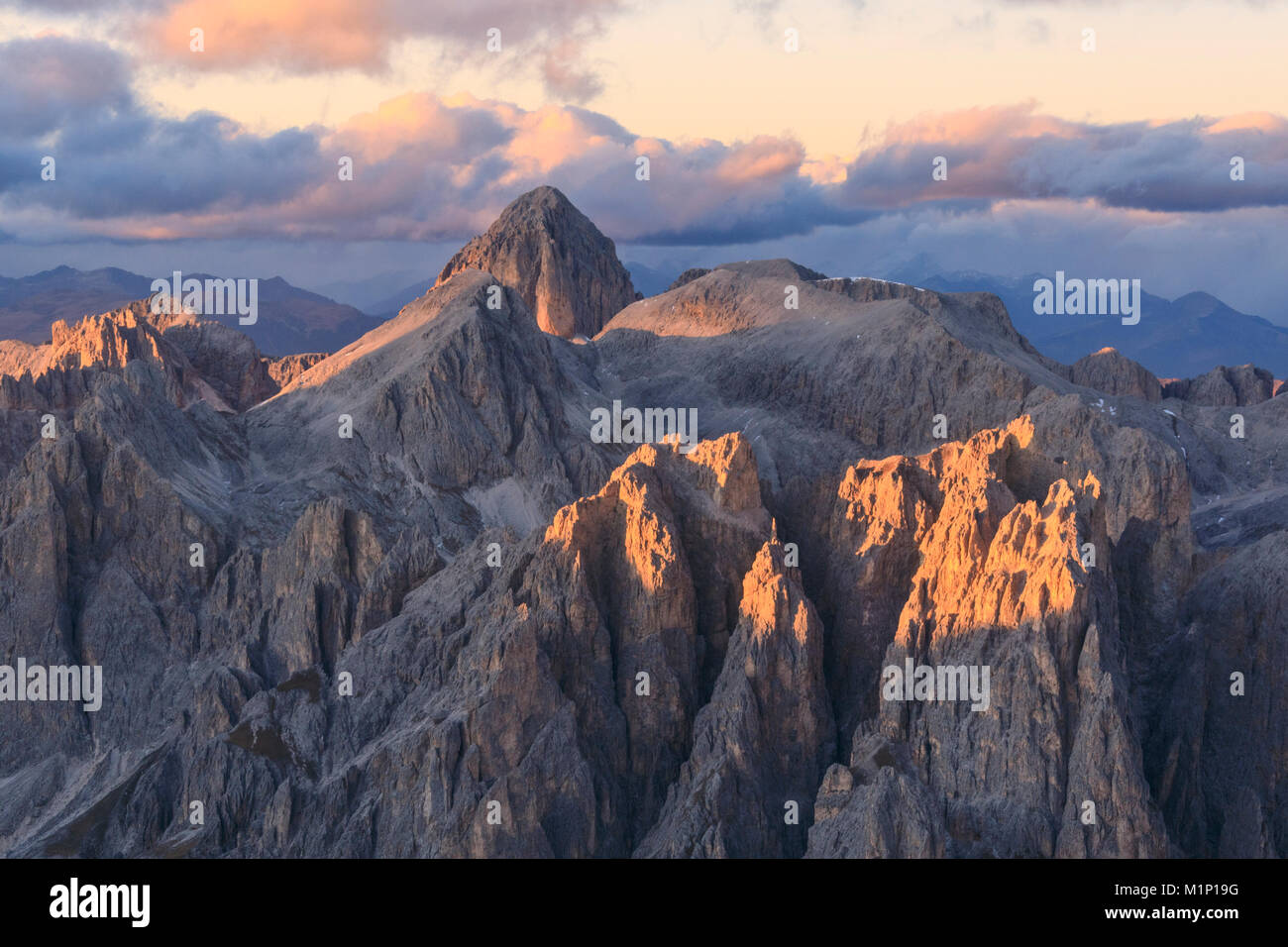 Luftaufnahme von Rosengarten Gruppe (Rosengarten) bei Sonnenuntergang, Dolomiten, Südtirol, Italien, Europa Stockfoto