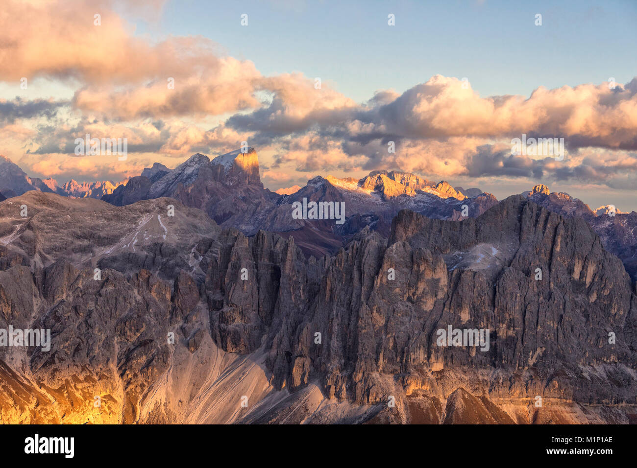 Luftaufnahme von Rosengarten Gruppe (Rosengarten), Torri del Vajolet, Marmolada, Dolomiten, Südtirol, Italien, Europa Stockfoto
