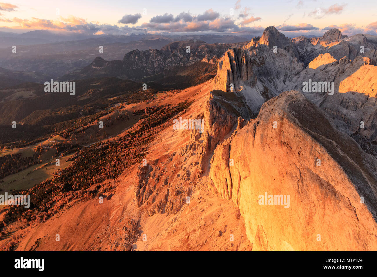 Luftaufnahme von Roda Di Vael bei Sonnenuntergang, Rosengarten Gruppe (Rosengarten), Dolomiten, Südtirol, Italien, Europa Stockfoto