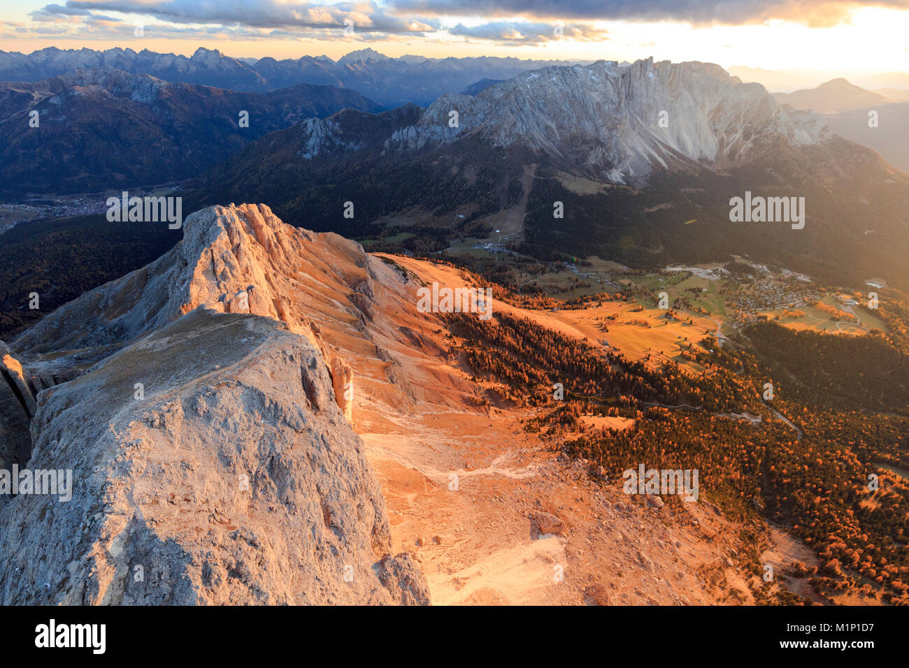 Luftaufnahme von Roda Di Vael, Rosengarten Gruppe (Rosengarten) und Latemar, Dolomiten, Südtirol, Italien, Europa Stockfoto
