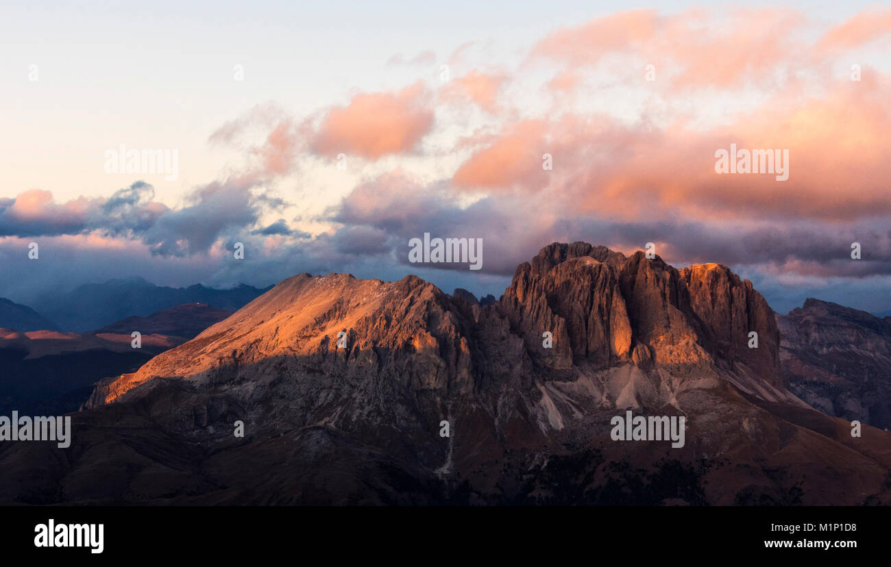 Luftaufnahme von Langkofel und Plattkofel Berge bei Sonnenuntergang, Dolomiten, Südtirol, Italien, Europa Stockfoto