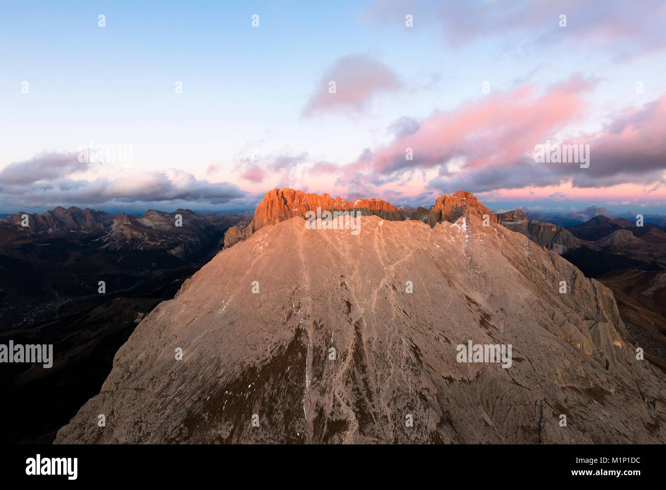 Luftaufnahme von Langkofel und Plattkofel Berge bei Sonnenuntergang, Dolomiten, Südtirol, Italien, Europa Stockfoto