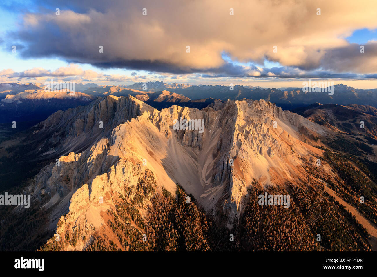 Luftaufnahme von den felsigen Gipfeln der Latemar bei Sonnenuntergang, Dolomiten, Südtirol, Italien, Europa Stockfoto