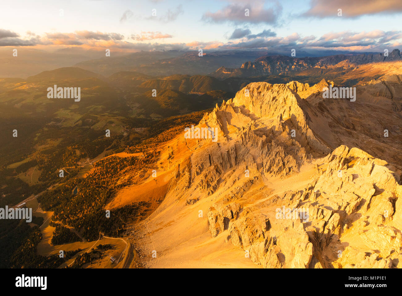 Luftbild des Latemar Obereggen massiv und bei Sonnenuntergang, Dolomiten, Südtirol, Italien, Europa Stockfoto