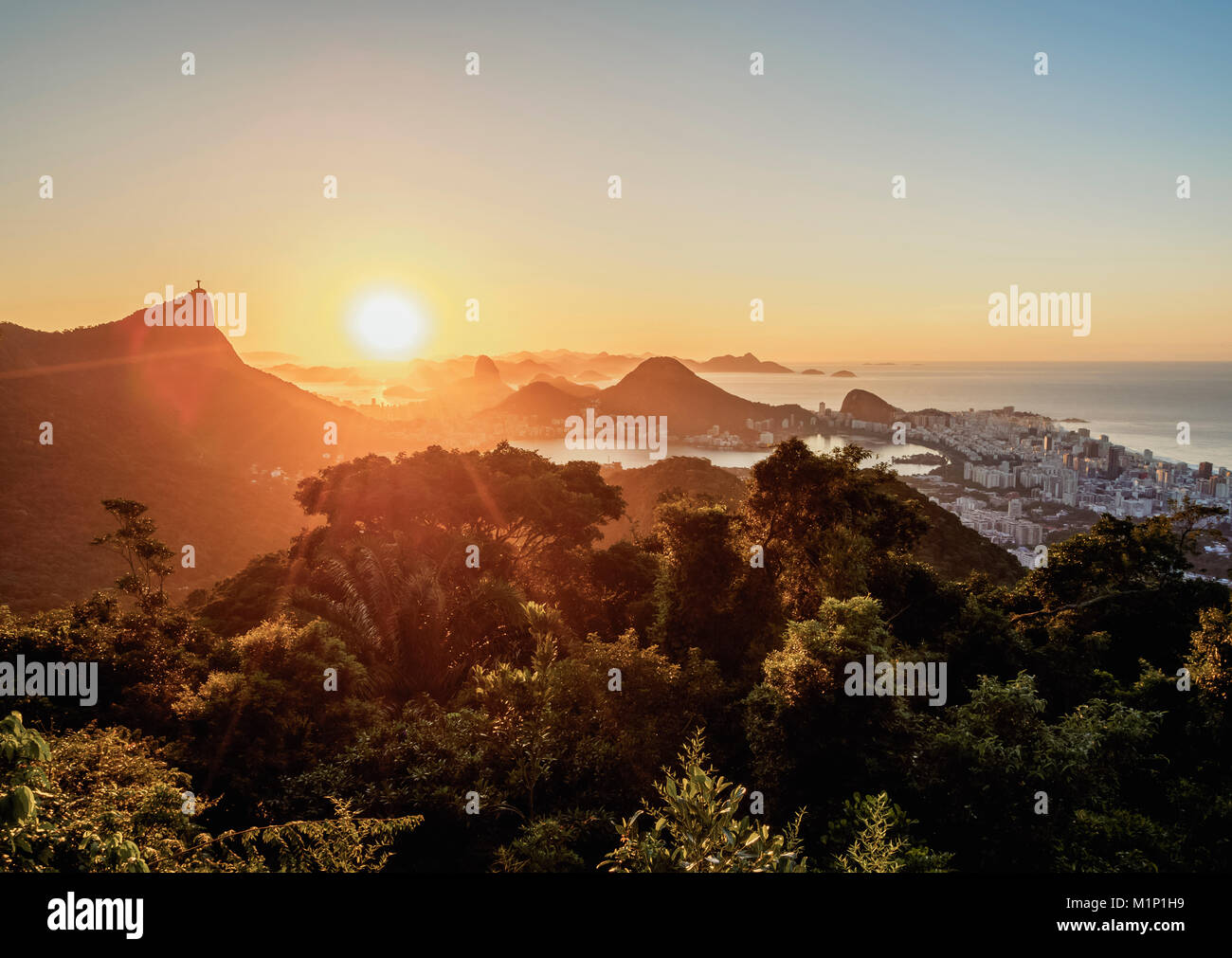 Blick von Vista Chinesa über Tijuca Wald Richtung Rio de Janeiro bei Sonnenaufgang, Brasilien, Südamerika Stockfoto