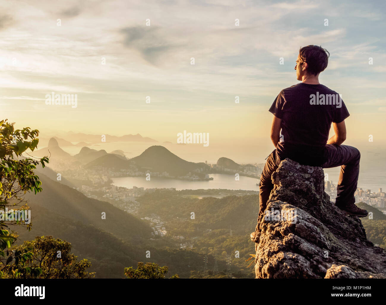 Wanderer genießen den Blick auf Rio de Janeiro von Pedra da Proa, Tijuca Wald Nationalpark, Bundesstaat Rio de Janeiro, Brasilien, Südamerika Stockfoto