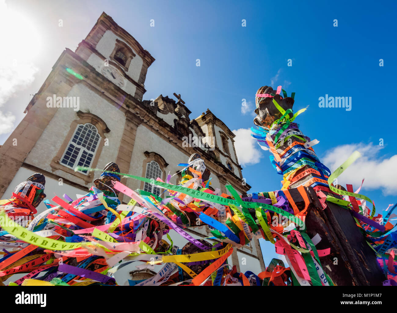 Fitas vor der Kirche Nosso Senhor do Bonfim, Salvador, Bundesstaat Bahia, Brasilien, Südamerika Stockfoto