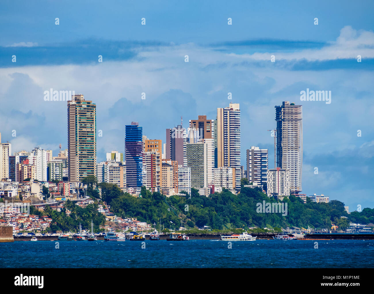 Stadt von der Bucht aller Heiligen, Salvador, Bundesstaat Bahia, Brasilien, Südamerika gesehen Stockfoto