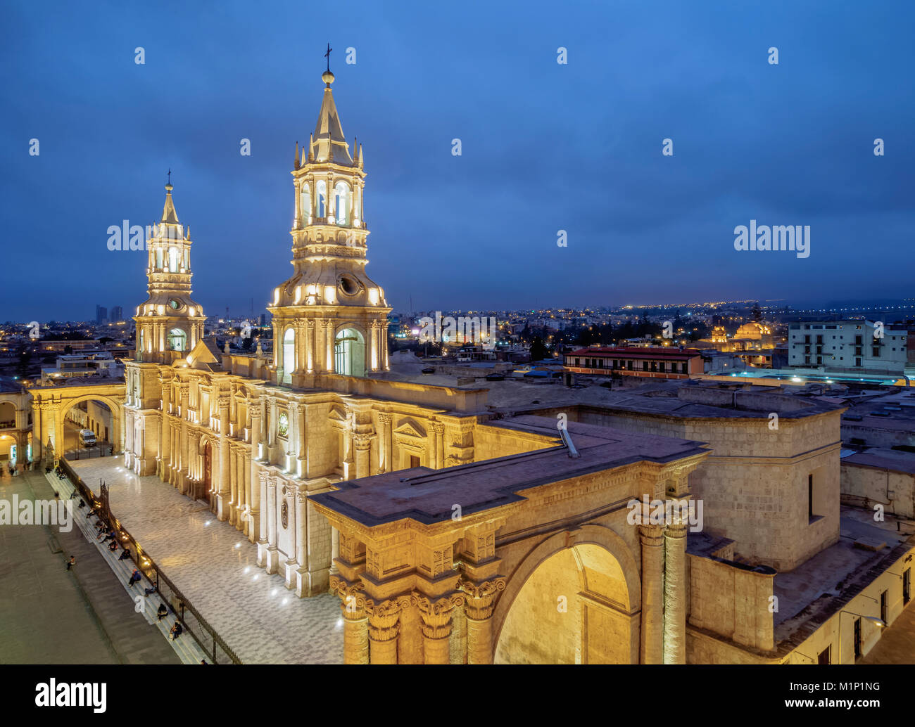 Dom in der Abenddämmerung, Plaza de Armas, Erhöhte Ansicht, Arequipa, Peru, Südamerika Stockfoto