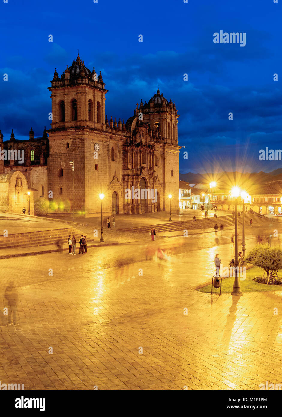 Hauptplatz in der Dämmerung, Altstadt, UNESCO-Weltkulturerbe, Cusco, Peru, Südamerika Stockfoto