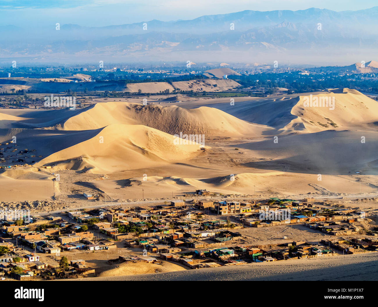 Sanddünen der Wüste in der Nähe von Ica Huacachina, ICA-Region, Peru, Südamerika Stockfoto
