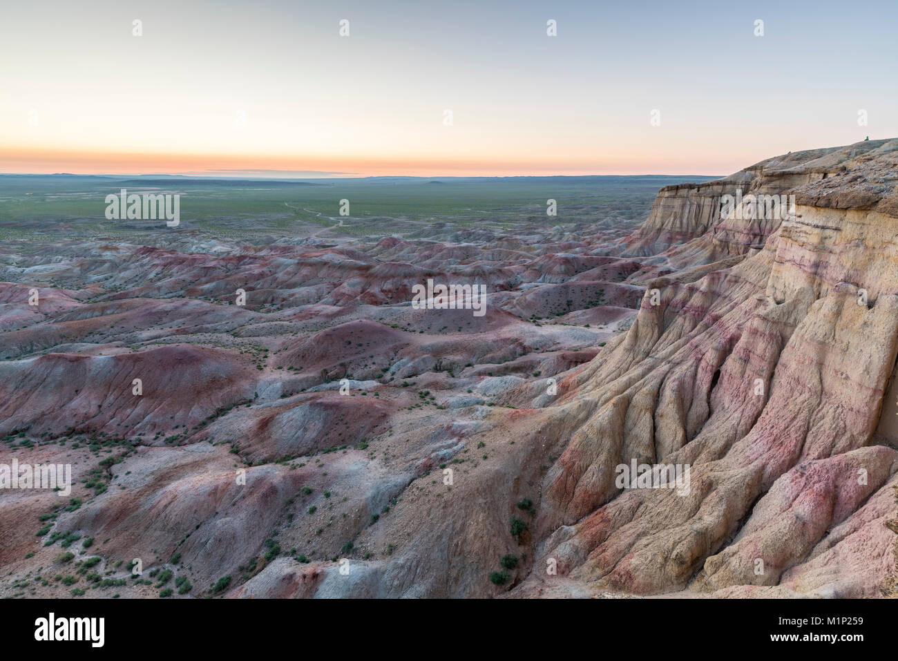 Weiße Stupa sedimentären Gesteinen in der Dämmerung, Ulziit, Mitte der Provinz Gobi, Mongolei, Zentralasien, Asien Stockfoto