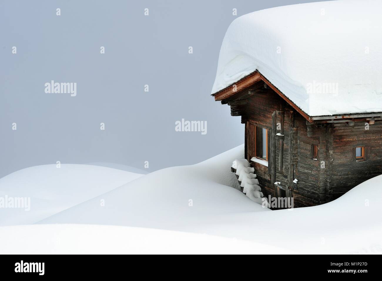 Verschneite Hütte im Nebel, Bettmeralp, Kanton Wallis, Schweiz Stockfoto