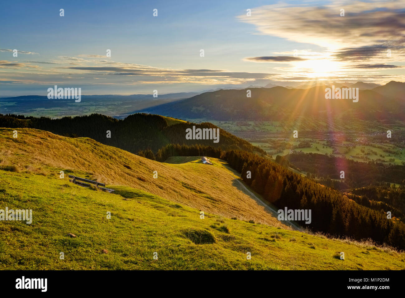 Schnaiteralm bei Sonnenaufgang, Ansicht von Zwiesel in der Nähe von Wackersberg, Isarwinkel, Oberbayern, Bayern, Deutschland Stockfoto