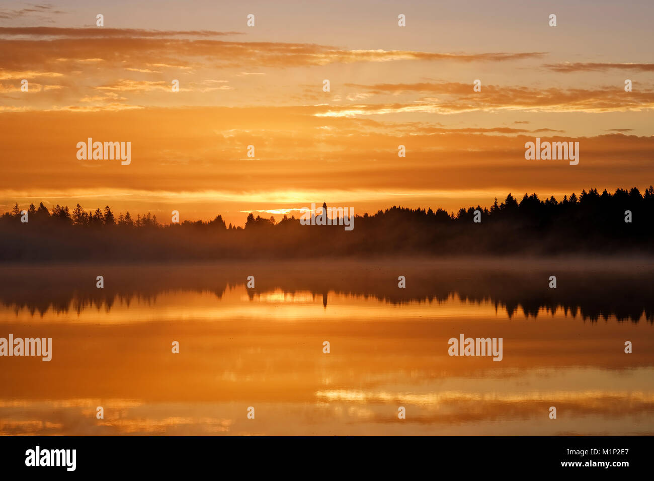 Sonnenaufgang, Morgens Nebel über Kirchsee mit Kloster Reutberg, Sachsenkam, Tölzer Land, Oberbayern, Bayern, Deutschland Stockfoto