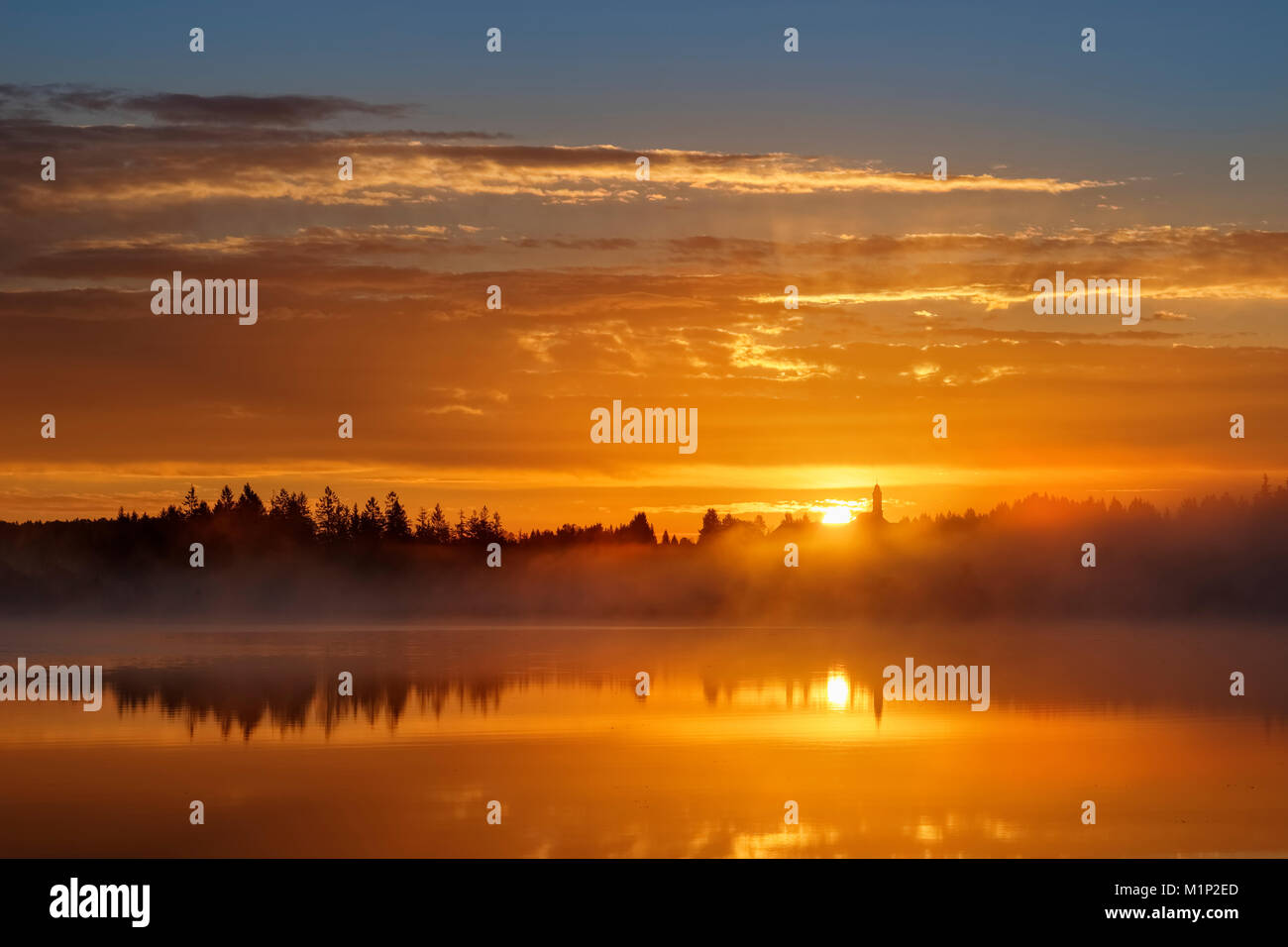 Sonnenaufgang, Morgens Nebel über Kirchsee mit Kloster Reutberg, Sachsenkam, Tölzer Land, Oberbayern, Bayern, Deutschland Stockfoto
