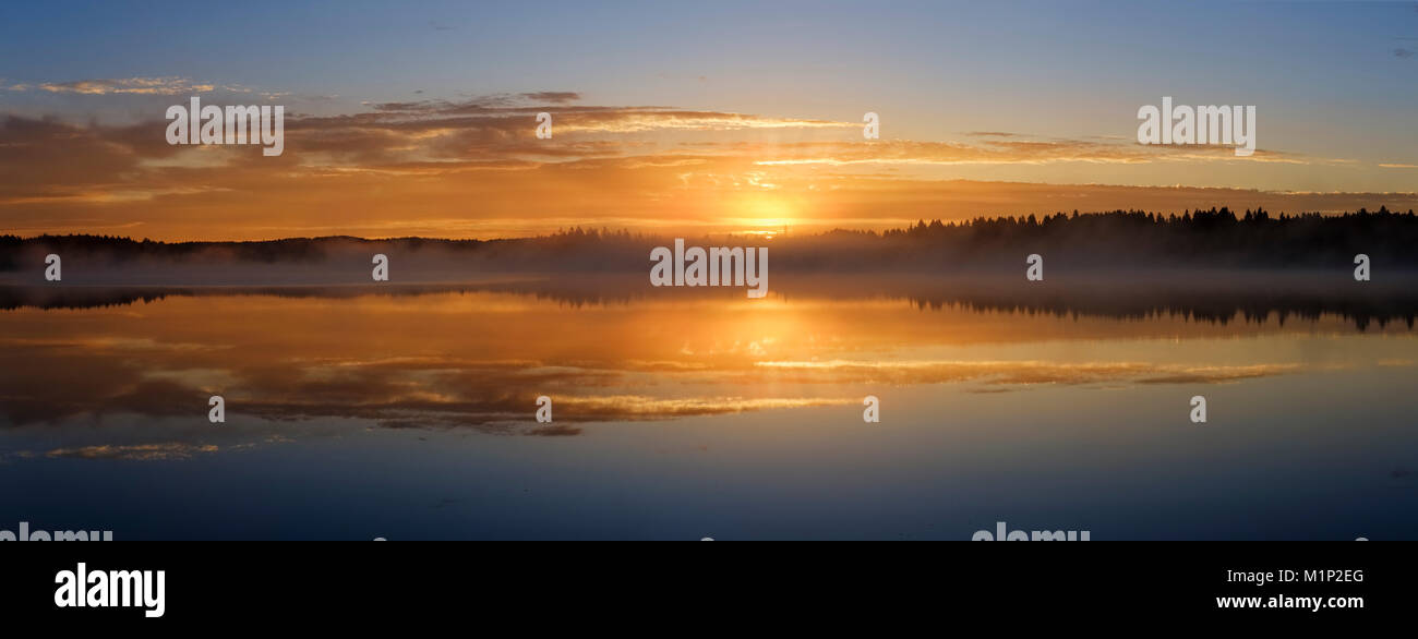 Dämmerung, Sonnenaufgang mit frühen Morgennebel über Kirchsee, Sachsenkam, Oberbayern, Bayern, Deutschland Stockfoto