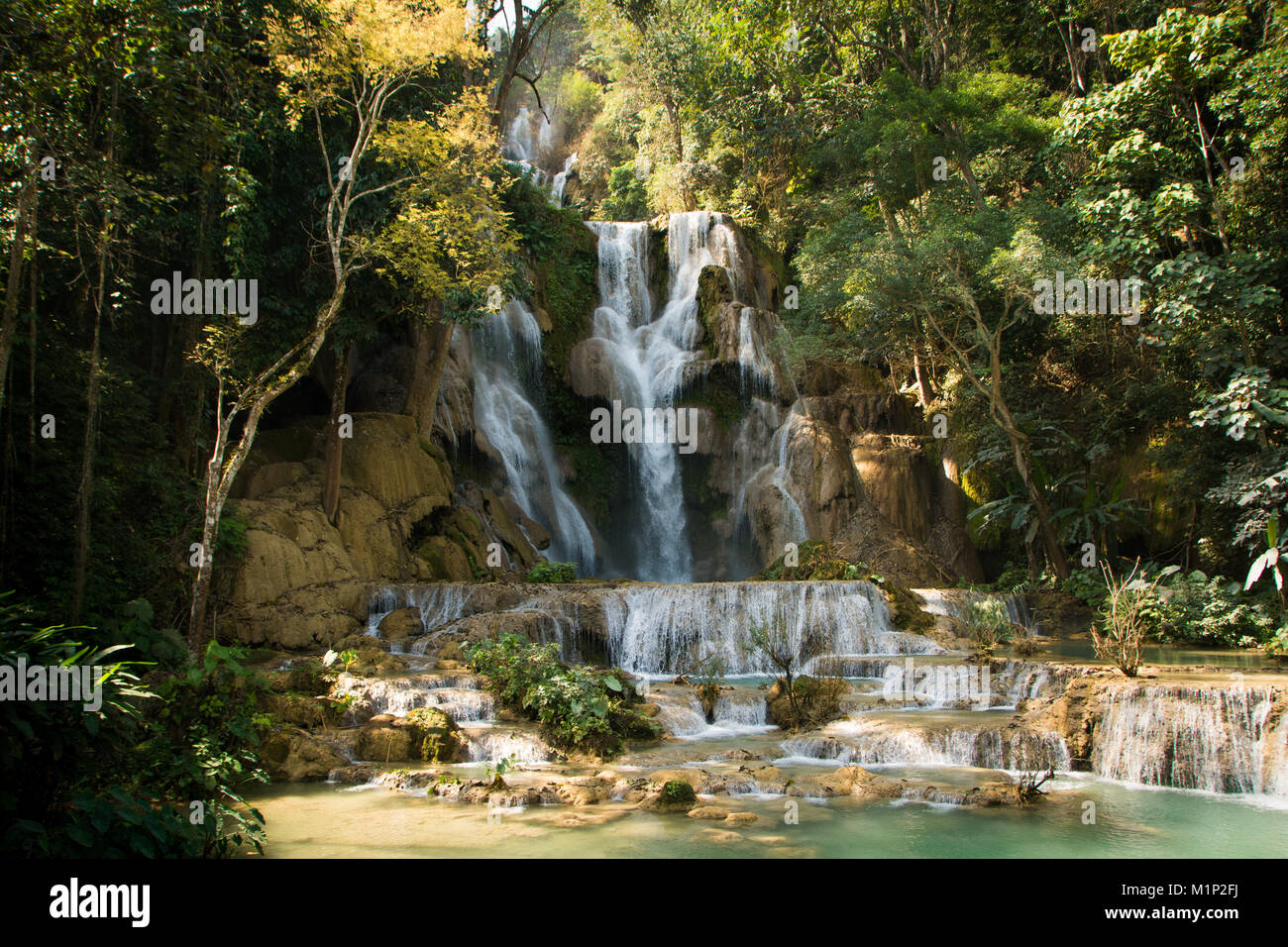 Schönen blauen Tat Kuang Si Wasserfälle in Luangprabang, Laos Stockfoto