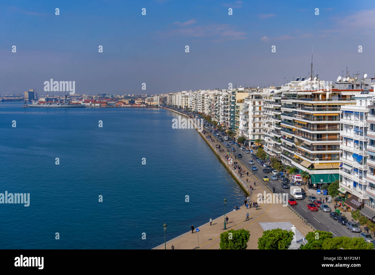 Panoramablick vom Wahrzeichen der Stadt, den Weißen Turm, der historischen Uferpromenade bis zum Hafen, Thessaloniki, Griechenland, Europa Stockfoto