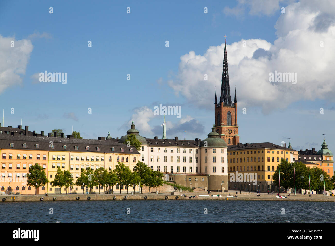 Waterfront mit Riddarholmen Kirche im Hintergrund, Gamla Stan, Stockholm, Schweden, Skandinavien, Europa Stockfoto