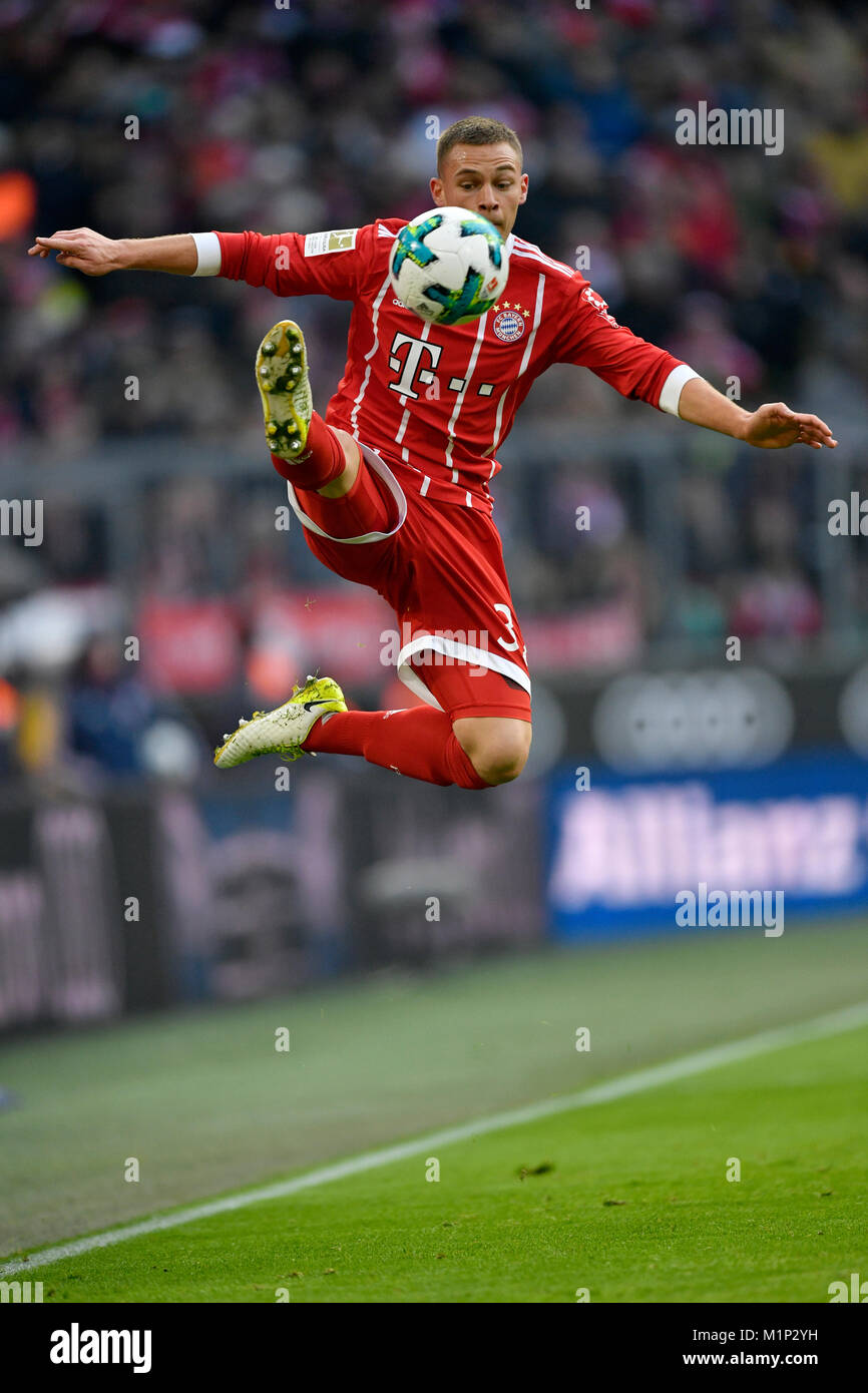 Fußball-Spieler Joshua Kimmich vom FC Bayern München künstlerisch auf der Kugel, Allianz Arena, München, Bayern, Deutschland Stockfoto
