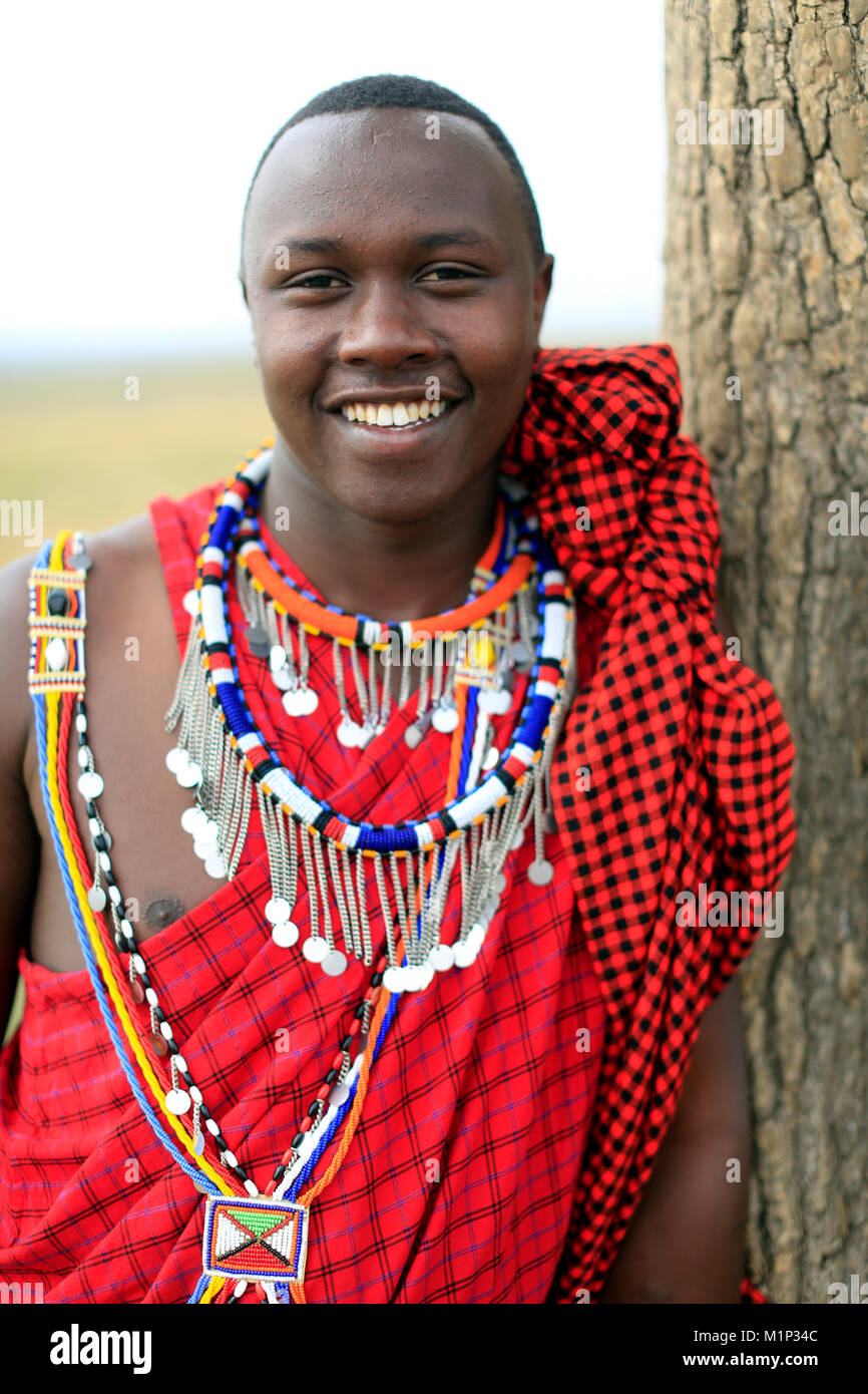 Porträt eines Masai Mann tragen bunte traditionelle Kleidung, Masai Mara, Kenia, Ostafrika, Südafrika Stockfoto
