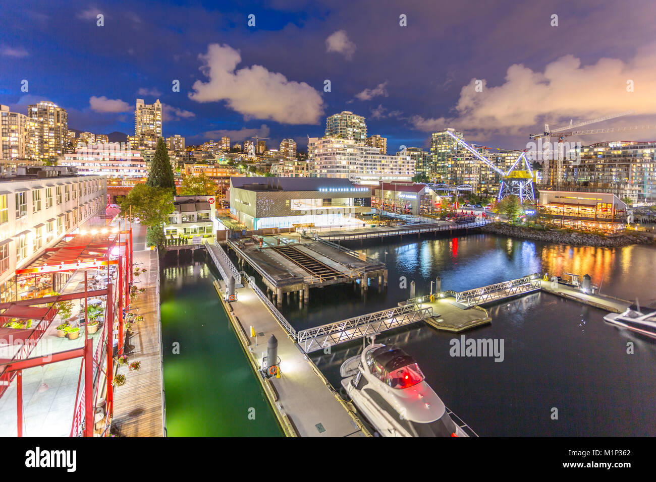 Ansicht der Lonsdale Quay in North Vancouver bei Dämmerung, Vancouver, British Columbia, Kanada, Nordamerika Stockfoto