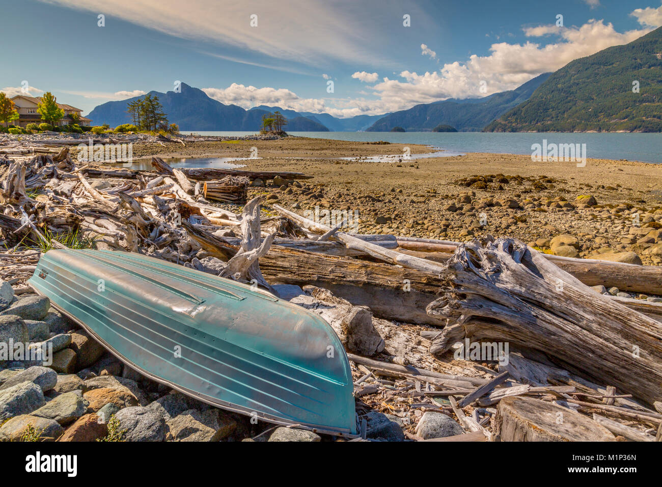 Wie Klang und ueberschlug sich Boot an Furry Creek aus dem Meer zu Sky Highway in der Nähe von Squamish, British Columbia, Kanada, Nordamerika Stockfoto
